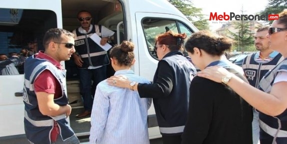 Uşak'ta, 10'u öğretmen,12 kadın adliyeye sevk edildi