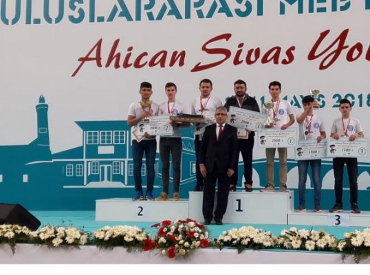 KÜRSÜDEKİLERİN HEPSİ BATEMLİ