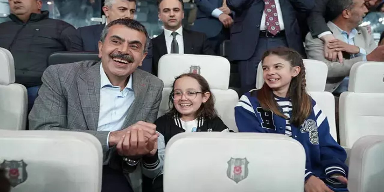 Bakan Tekin, çocuklarla Beşiktaş tribününde maç izledi