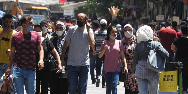 Vatandaşlar vaka artışına ve sıcağa aldırmadan sokağa çıktı