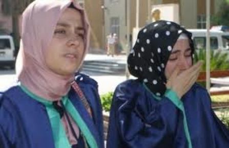 AK Parti'li gençler başörtülü öğrenciye ödülünü verdirtmeyen müdürü kınadı