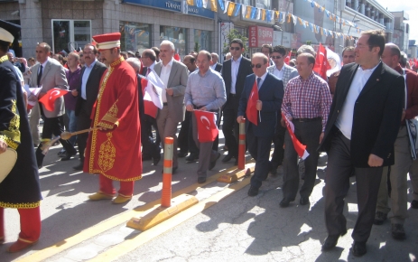 Atatürk Üniversitesi mezunları Bakan Akdağ'la yürüdü