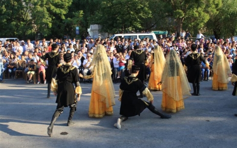 Azeri Halk Dansları Topluluğu Yahyalı'da gösteri sundu