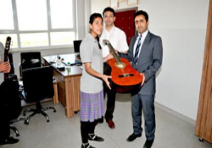 Bakan Şimşek öğrencilere gitar hediye etti