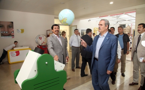 Çocuklar bilim kampında proje üretiyor