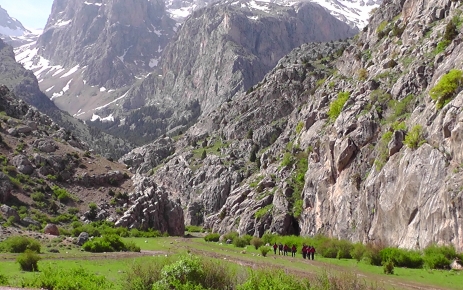 Demirkazık Dağı'nda kalan üniversiteli öğrencilere ulaşılmaya çalışılıyor