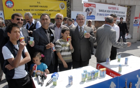 Dünya Süt Günü'nde 10 bin paket süt dağıtıldı