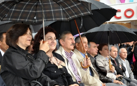 Edirne protokolü, 19 Mayıs coşkusunu vatandaşlarla yağmur altında izledi