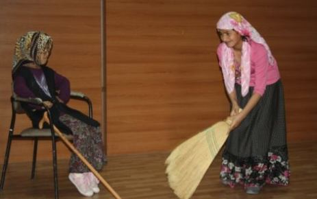 İlköğretim öğrencilerinin tiyatro oyunu beğeni topladı