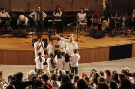Kardeşlik için 12 dilde şarkı söylediler