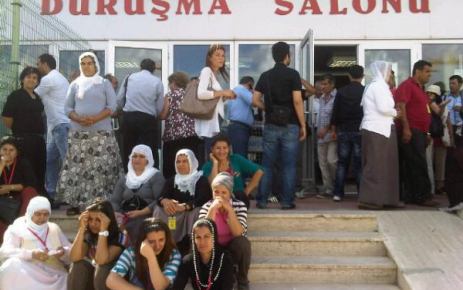 KCK davasında taşkınlık yapan izleyiciler yine salondan çıkartıldı