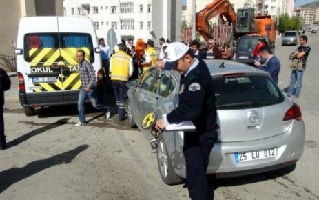 ÖĞRENCİ SERVİSİ OTOMOBİLLE ÇARPIŞTI: 8 YARALI