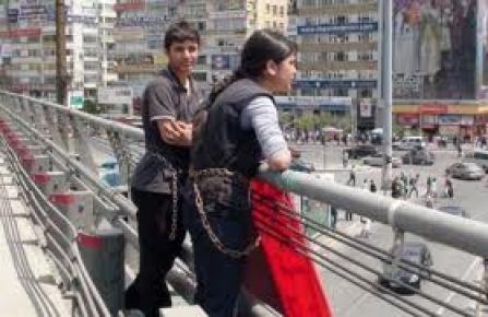 Öğrencilerden 'zincirli' eylem...
