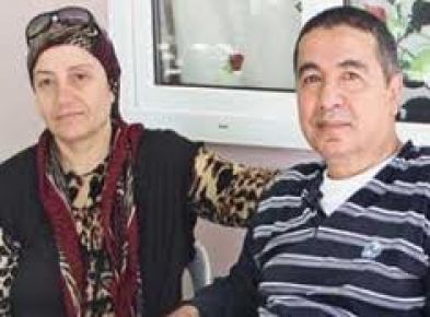 Öğretmen eşini sırtında emekli etti...