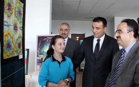 Orta öğretim öğrencileri, etik sergisi açtı