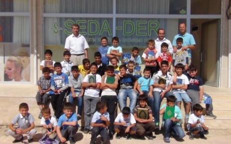 Sarıkaya’da öğrenciler hem Kur’an öğreniyor hem eğleniyor