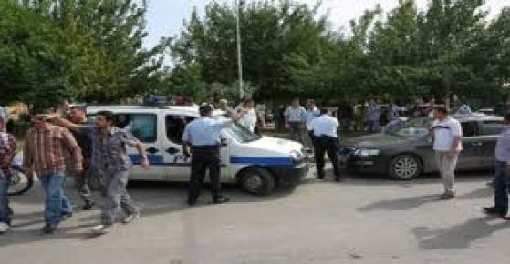 Silahlı kavgadan çıkan kurşunlar polis aracına isabet etti