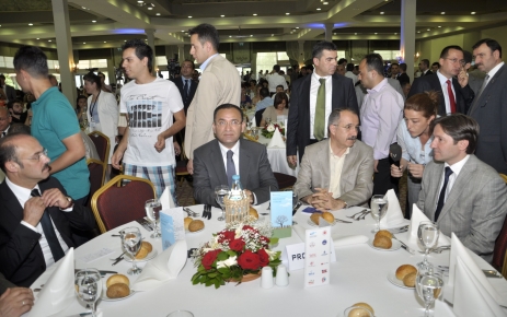 Uluslararası öğrencilerin mezuniyet sevinci