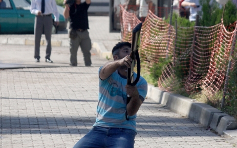 Valiliğin önünde başına tüfek dayadı