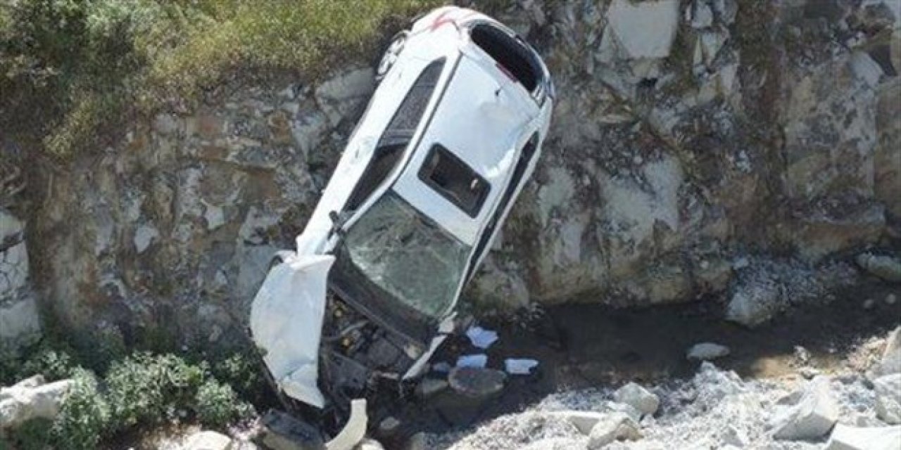 Otomobiliyle uçuruma yuvarlanan okul müdürü yaralandı