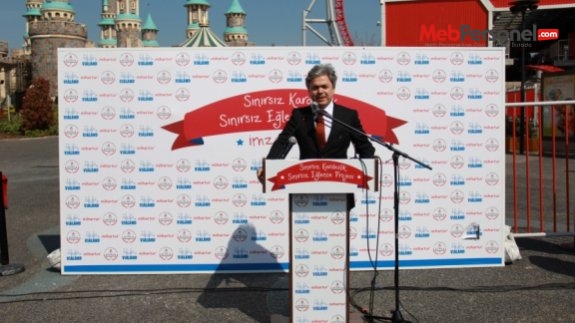 Suriyeli Öğrenciler Tema Park Vialand´da Eğlendi