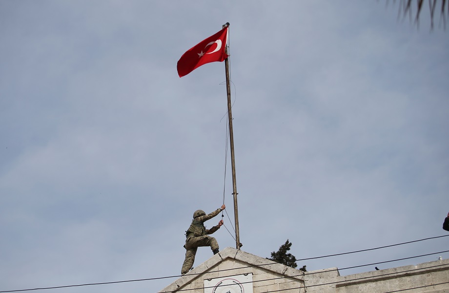 Afrin'de Türk bayrağı göndere böyle çekildi